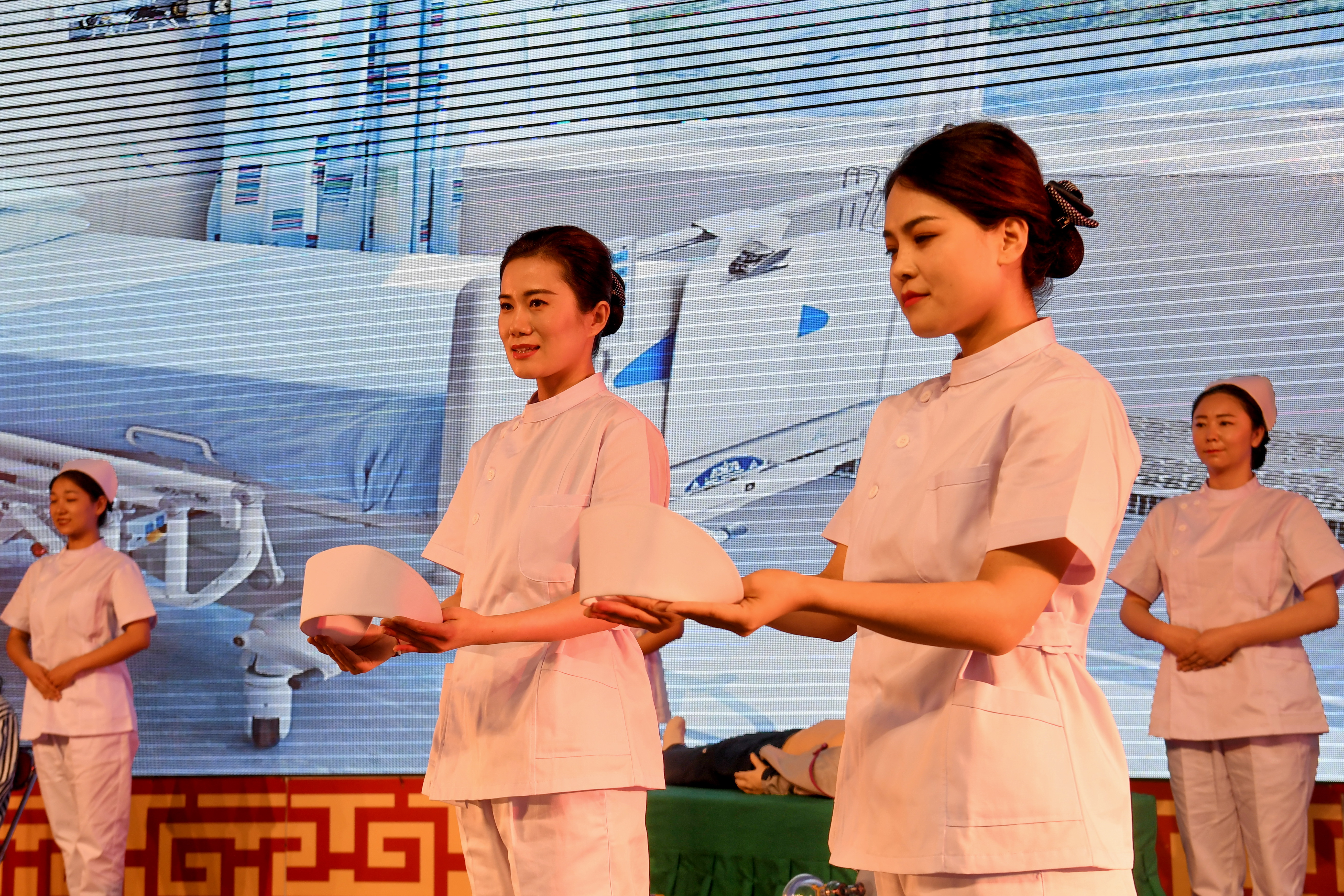 5月8日,宁夏医科大学总医院举行了庄严的护士脱帽仪式,向燕尾帽