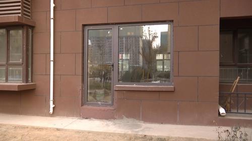 他们小区内有业主将楼体外墙面的窗户改成了门,这样以来,不仅影响了