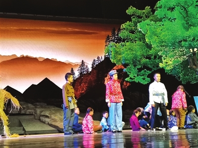 8月28日晚,银川剧院推出以抗日小英雄王二小为主人公的红色经典教育